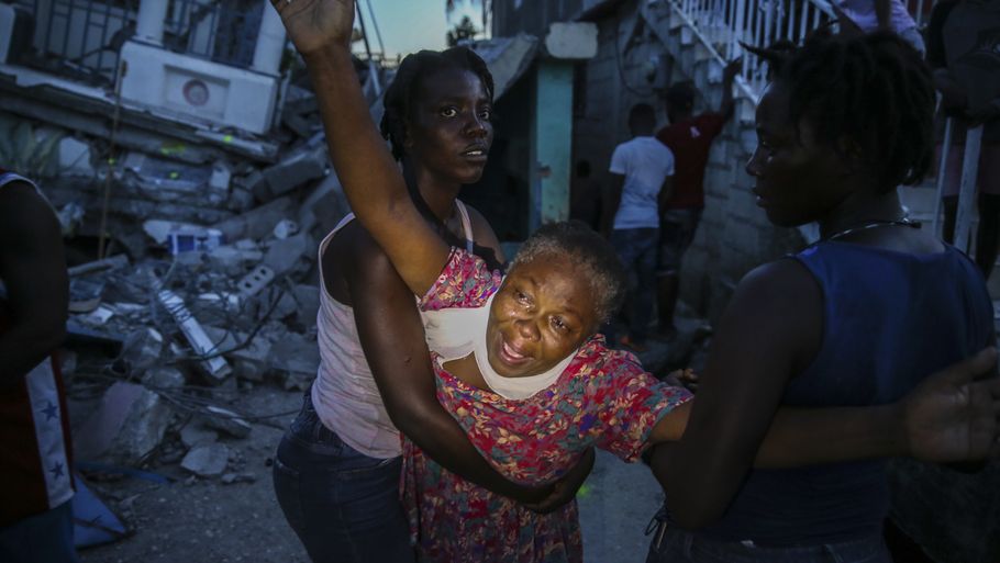 En mor udsteder et smertensskrig, efter at liget af hendes syvårige datter blev gravet fri af murbrokkerne oven på jordskælvet i Haiti. Foto: Joseph Odelyn/Ritzau Scanpix