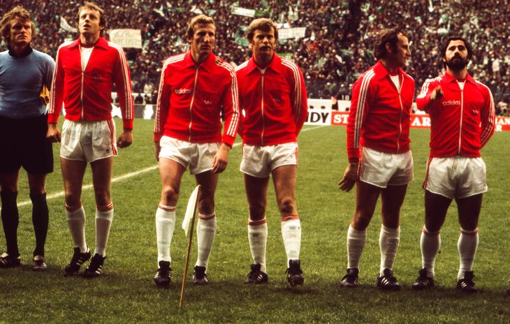 Johnny Hansen (nr. to fra venstre) gør klar til med Bayern München og Gerd Müller (længst til højre) af spille finale i Europa Cup'en for mesterhold i 1976. Foto: George Beutter/Onze /Icon Sport/Getty Images