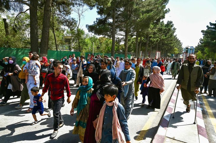 De mange desperate afghanere strømmede mandag til lufthavnen i Kabul - for de flestes vedkommende forgæves. Foto: Wakil Kohsar/AFP/Ritzau Scanpix