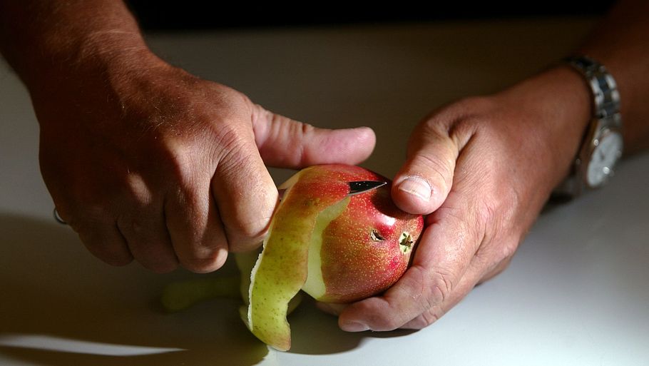 Er det en opgave for pædagogerne at skære og anrette frugt? Det mener en mor, men hvad mener du? Arkivfoto: Thomas Willmann