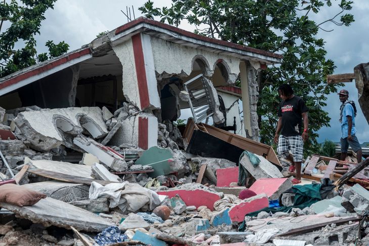 - Jeg har så ondt af det haitianske folk, siger Jørgen Leth. Her ses nogle af de mange ødelæggelser. Foto: Ritzau Scanpix