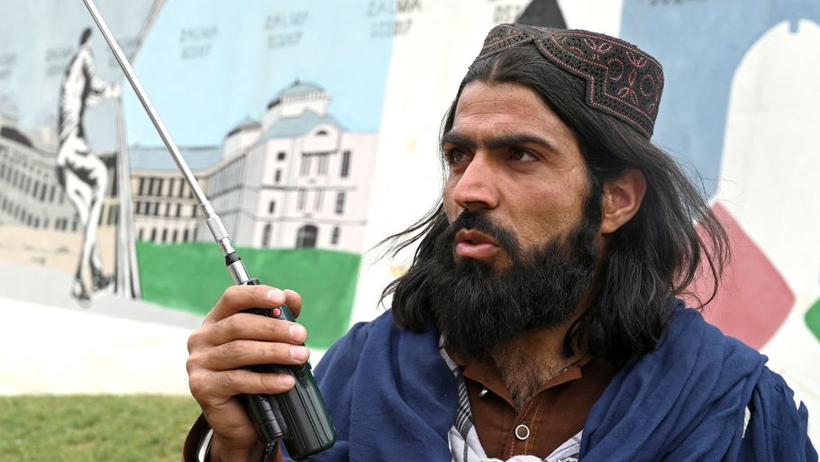 En Taliban-kriger taler i walkie-talkie efter at have indtaget Kabul. Snart kan gruppen ikke længere være synlig på blandt andet YouTube. Foto: Ritzau Scanpix