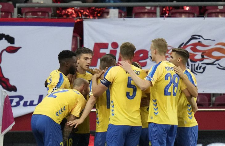 Brøndby-spillerne kunne juble, da Mikael Uhre scorede efter få minutters spil. Foto: Matthias Schrader/AP