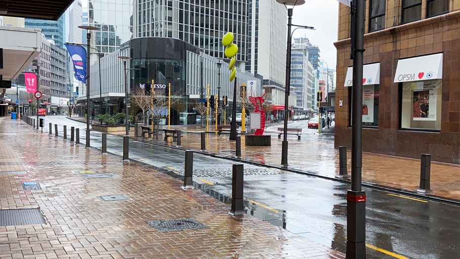 Gaderne i New Zealands hovedstad, Wellington, står onsdag tomme, efter at myndighederne har indført en nedlukning af landet. Foto: Praveen Menon/Reuters