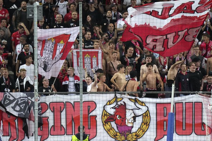 Salzburgs fans undervejs i kampen tirsdag aften. Foto: Matthias Schrader/AP/Ritzau Scanpix