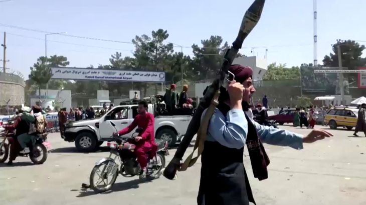 En svært bevæbnet talibaner uden for lufthavnen i Kabul. Foto: Screendump fra tv-klip/Reuters TV/Ritzau Scanpix