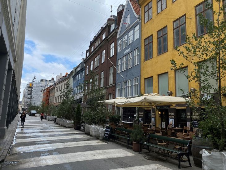 Den side af Lille Kongensgade, hvor Remees aktiviteter ligger, er lige p.t. meget idyllisk, idet der er forsøg med en gågade. Men varer det ved? Foto: Kasper Kopping