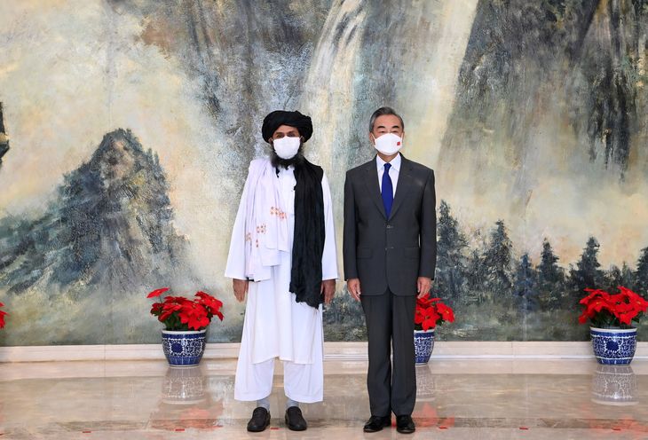 En af Talibans medstiftere Mullah Baradar fotograferet med Kinas uderigsminister, Wang Yi, i juni. Foto: Ritzau Scanpix
