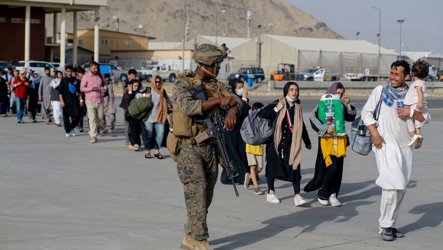 Amerikanske styrker bistår med evakueringen af borgere fra den afghanske hovedstad, Kabul, efter at den militante islamistiske bevægelse Taliban atter har taget magten i landet. Foto: Nicholas Guevara/Ritzau Scanpix