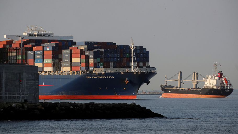 Et containerskib på vej ind i New Yorks havn. Arkivfoto: REUTERS/Brendan McDermid/Ritzau Scanpix