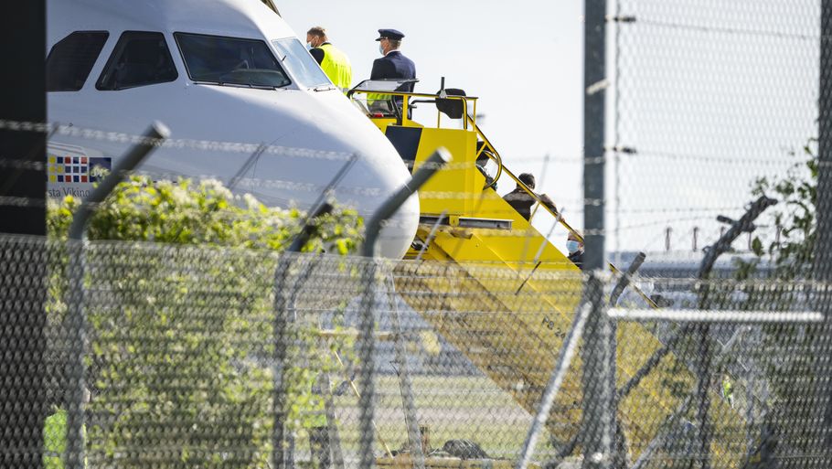 Fredag er der fortsat landet fly med evakuerede fra Afghanistan i Københavns Lufthavn. Foto: Martin Sylvest/Ritzau Scanpix