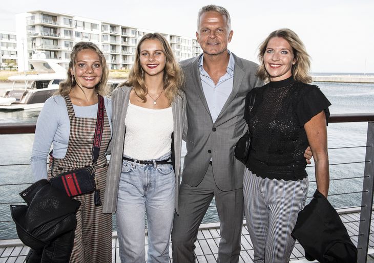 Jakob Kjeldbjerg med sin familie i 2019. Fra venstre døtrene Sophia og Maria, mens Jakobs kone Christina ses længst til højre. Foto: Mogens Flindt 