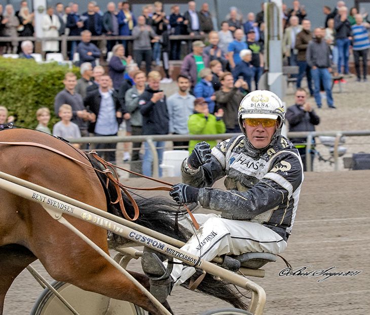 Sejren er i hus. Bent Svendsen jubler over sejren. Foto: Burt Seeger/Dansk Hestevæddeløb