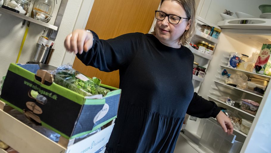 Madbudgettet er et af de steder, Mette Bastholm har skåret til for at få flere pengene mellem hænderne hver måned. Men hun elsker at lave mad og prioriterer fortsat gode råvarer. Foto: René Schütze
