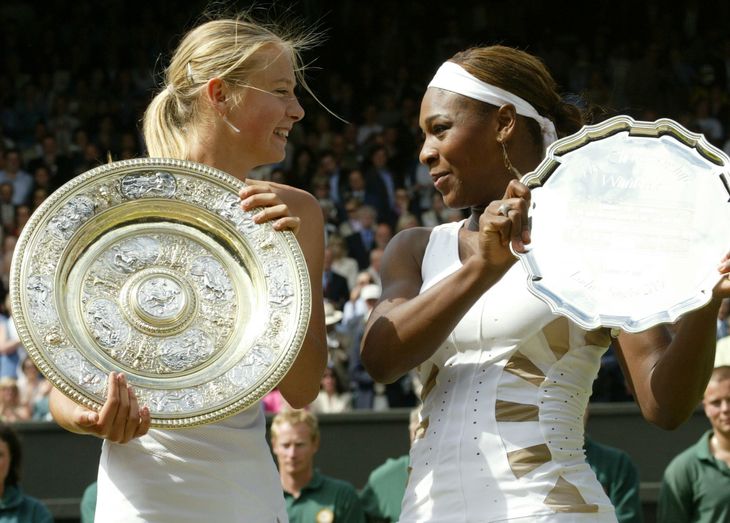 Begyndelsen på 17 års uvenskab. Maria Sharapova har slået Serena Williams i Wimbledon-finalen i 2004. Foto: Anja Niedringhaus/Ritzau Scanpix