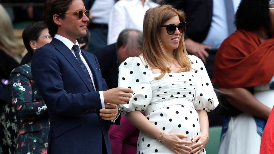 Prinsesse Beatrice viste stolt maven frem, da hun og gemalen tidligere på sommeren fulgte med i Wimbledon. Foto Ritzau Scanpix