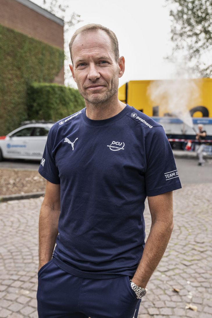 DCU-direktøren Martin Elleberg Madsen foran cykel-landsholdets hotel. Foto: Henning Hjorth