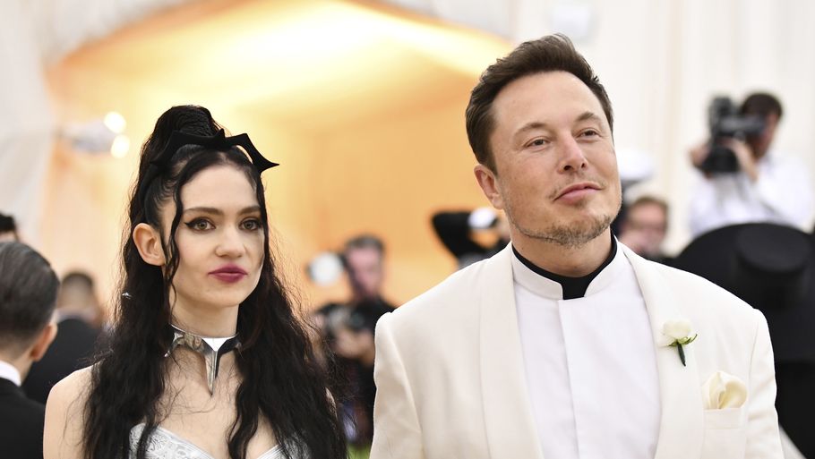 Sådan så Grimes og Elon Musk ud, da de gik til bal i 2018, ganske kort tid efter at de var stået frem som par. Foto: Charles Sykes/Ritzau Scanpix