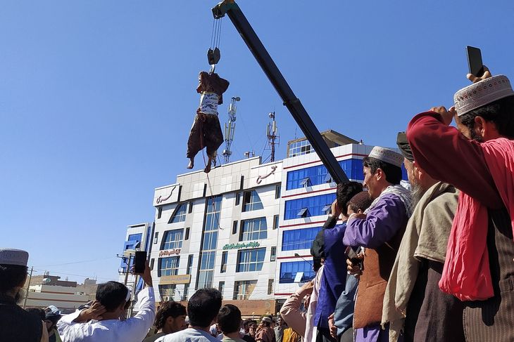 Et lig hænger på en åben plads fra en kran i byen Herat. Det kommer umiddelbart i forlængelse af mullah Nooruddin Turabi, der fortalte, at henrettelser og håndsafhugning igen ville blive en del af hverdagen.  Foto: Ritzau Scanpix