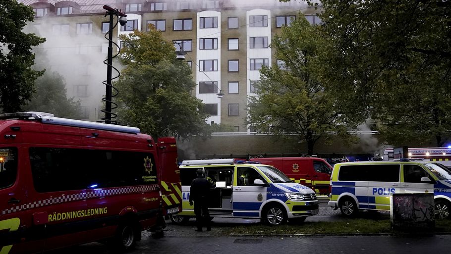 I tirsdags fandt en eksplosion sted i en boligblok i Gøteborg. Det formodes, at en bande står bag, og at målet var en betjent, der bor i blokken. Foto: Björn Larsson Rosvall/TT/Ritzau Scanpix
