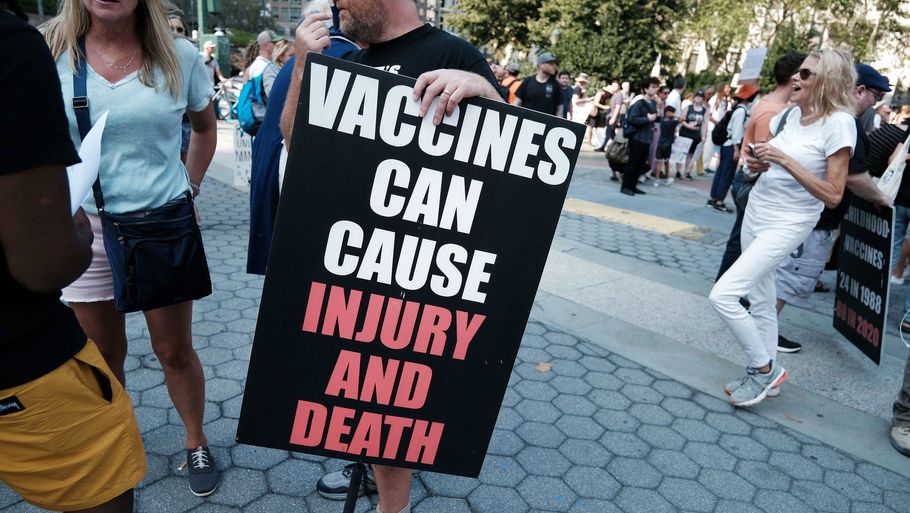 En demonstration i New York City mod covid-vacciner tidligere i september. Nu strammer YouTube reglerne for, hvad man må bruge det store onlinemedie til at formidle, når det gælder godkendte vacciner.
 Foto: Spencer Platt/Ritzau Scanpix