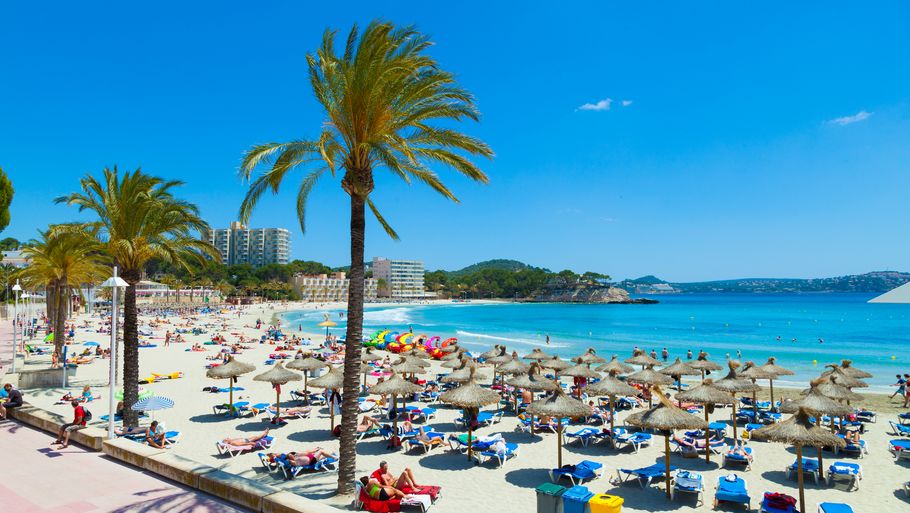 Drømmer du om at bruge efterårsferien på en spansk strand - som eksempelvis Paguera Beach på Mallorca - så skal du skynde dig. I hvert fald hvis du vil på charterrejse med et dansk selskab.