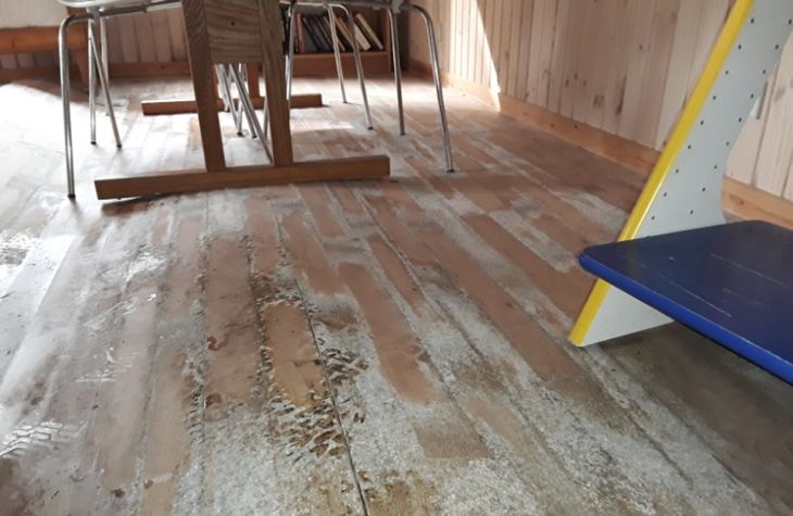 Der skulle blandt andet nye gulve til for at rette op på den skade, der havde ramt den nordjyske kundes sommerhus. Foto: Privat