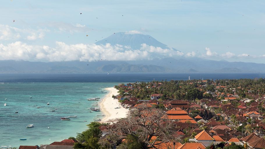 Genåbningen sker blandt andet i forsøget på at genoprette økonomien på Bali, som har lidt et hårdt knæk under coronapandemien, idet der ikke har været turister på den ellers normalt velbesøgte ferieø. Foto: Nyimas Laula/Ritzau Scanpix