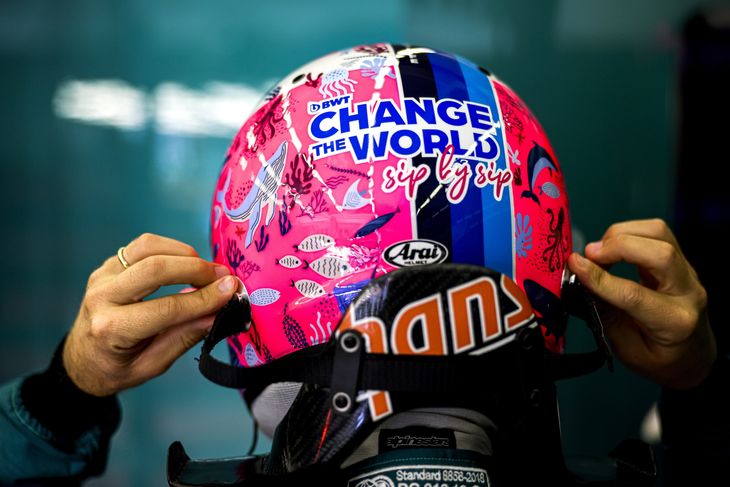 Sebastian Vettel har BWT som personlig hjelmsponsor og brugte seneste løb på at gøre opmærksom på vigtigheden af rent drikkevand. Foto: Glenn Dunbar/Aston Martin F1