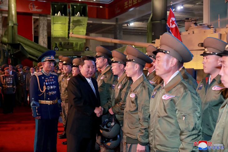 Nordkoreas diktator, Kim Jong-un, lover, at han vil bygge et 'uovervindeligt' militær. Foto. STR/Ritzau Scanpix
