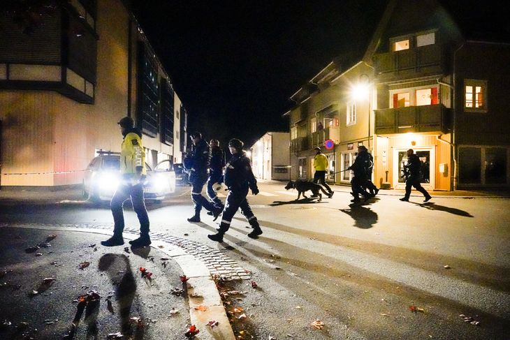 Politifolk en masse foretager her tekniske undersøgelser omkring gerningsstedet i Kongsberg. Foto: Håkon Mosvold Larsen/Ritzau Scanpix