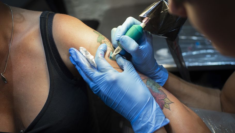 Der er lige nu stor usikkerhed om, hvorvidt danske tatovører kan fortsætte deres arbejde efter nytår. Foto: Olivia Loftlund
