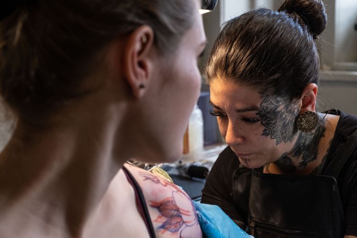 Hverken tatovør Amina Charai eller kunde Marie-Louise Volsing har tænkt sig at indrette sig efter de nye EU-regler, der træder i kraft til januar. Foto: Per Rasmussen