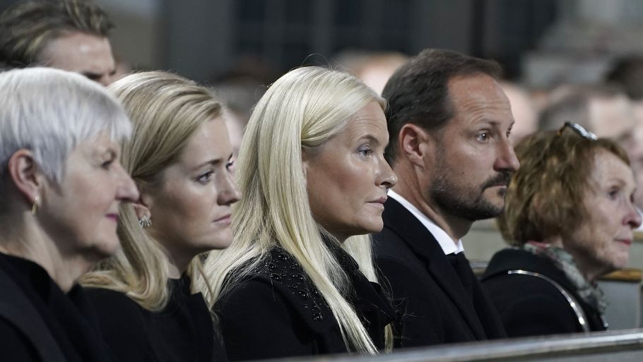 Kronprins Haakon og kronprinsesse Mette-Marit deltager ved mindegudstjenesten i Kongsberg. Ofrenes nærmeste pårørende er også til stede. Foto: Terje Pedersen/Ritzau Scanpix