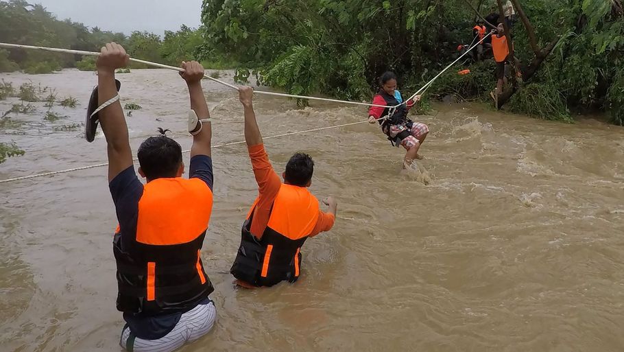 Mindst 40 er omkommet ved jordskred og oversvømmelser i Filippinerne i kølvandet på en kraftig storm. Mindst 18 er meldt savnet, mens 43.000 er blevet tvunget væk fra deres hjem. Foto: Handout/Ritzau Scanpix