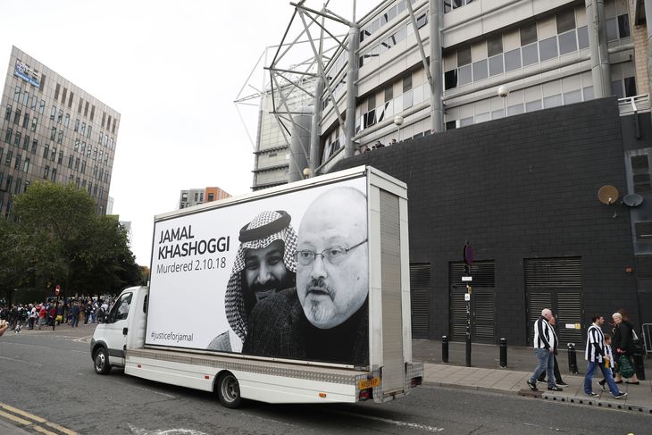 En varevogn med fotos af den myrdede journalist Jamal Khashoggi og den saudiske kronprins Mohammed bin-Salman rullede forbi stadion. Foto. Lee Smith/Reuters/Ritzau Scanpix