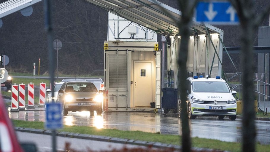 Biler holder i kø ved grænsen mellem Tyskland og Danmark i Kruså i Sønderjylland. Danmark forlænger grænsekontrollen frem til maj 2022. (Arkivfoto). Foto: Frank Cilius/Ritzau Scanpix
