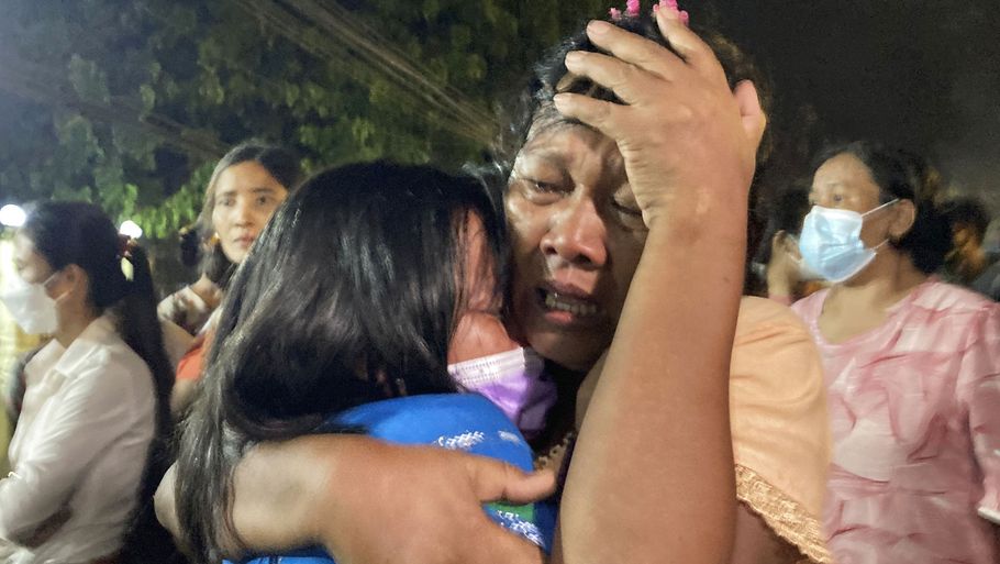 En mor og datter omfavner hinanden, efter at datteren mandag aften lokal tid er blevet løsladt fra Insein-fængslet i Yangon i Myanmar. Foto: Uncredited/Ritzau Scanpix