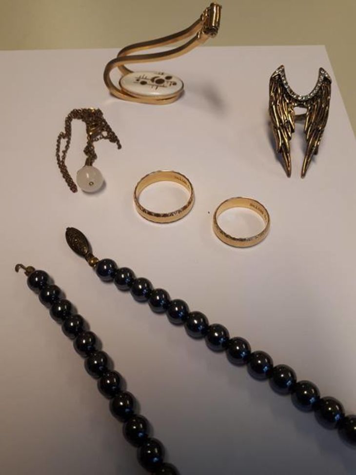 En sort perlekæde og to vielsesringe var blandt de fundne smykker. Foto: Syd- og Sønderjyllands Politi