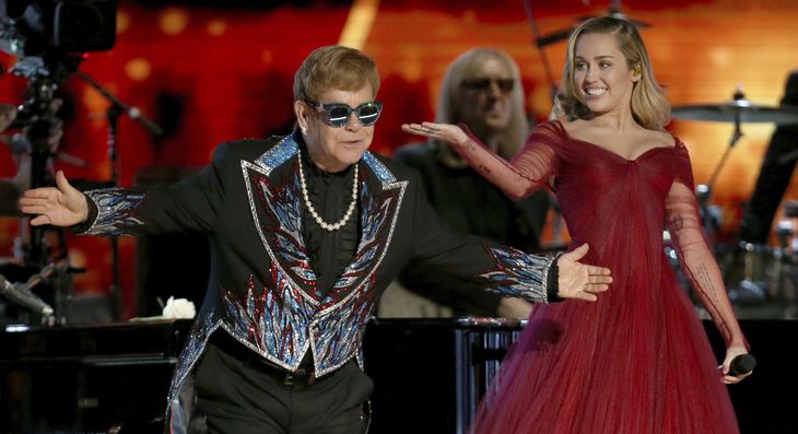 Elton John og Miley Cyrus - modsætninger mødes, og cover af Metallica opstår. Foto: Matt Sayles/AP 
