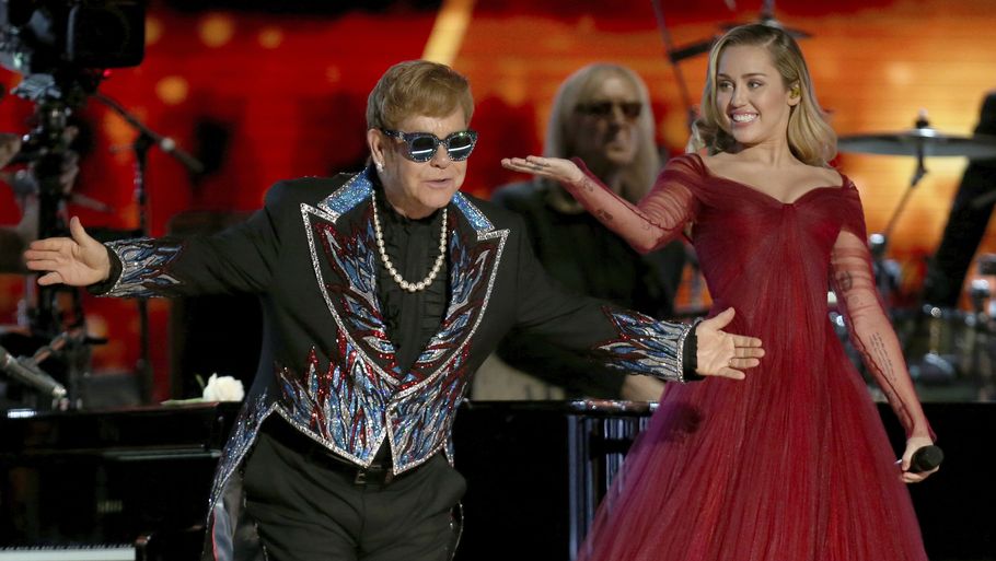 Elton John er aktuel med et nyt album, hvor han spiller sange med flere andre stjerner, heriblandt Miley Cyrus. Foto: Matt Sayles/Ritzau Scanpix