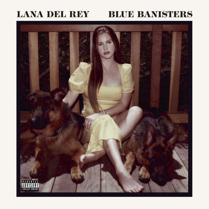 Coveret til Lana Del Reys 62 minutter lange 'Blue Banisters', hvor hun poserer med sine hunde Tex og Mex.