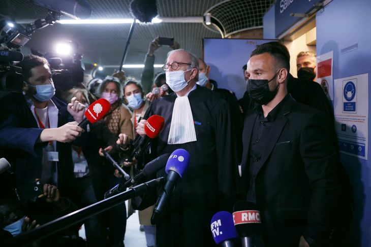 Mathieu Valbuena møder pressen i forbindelse med tirsdagens retsmøde. Foto: Ritzau Scanpix