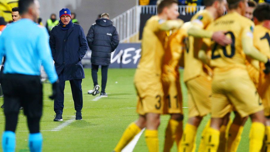 José Mourinho havde fundet tophuen frem, da han så sit Roma-hold blive ydmyget i det nordlige Norge. Foto: Ntb/Reuters