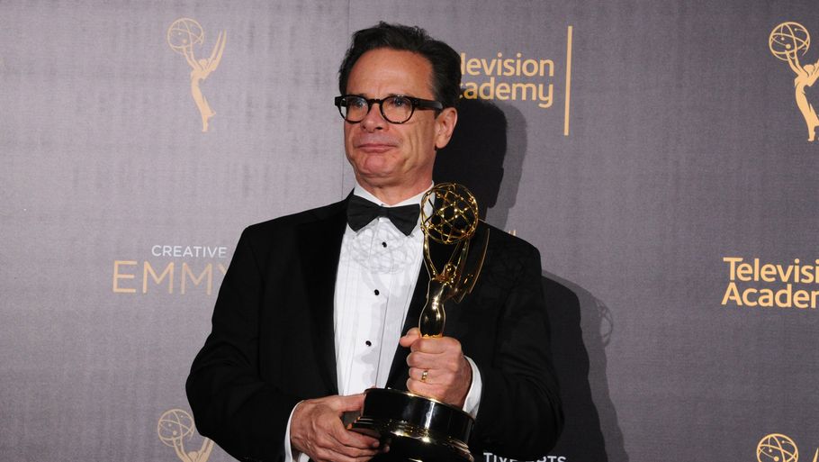 Peter Scolar fremviser stolt den Emmy, han i 2016 vandt for sin rolle i 'Girls'. Foto: Richard Shotwell/Invision/AP/Ritzau Scanpix