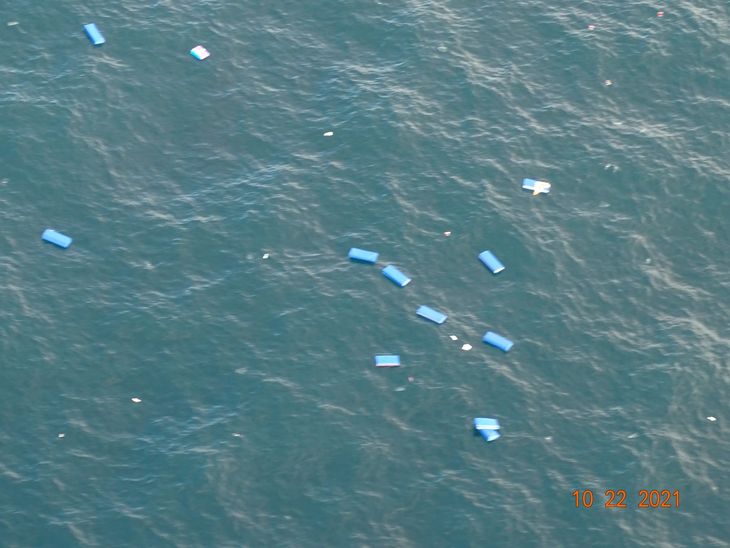I omegnen er 40 containere er røget i vandet, efter der udbrød brand på skibet. Foto: US Coast Guard