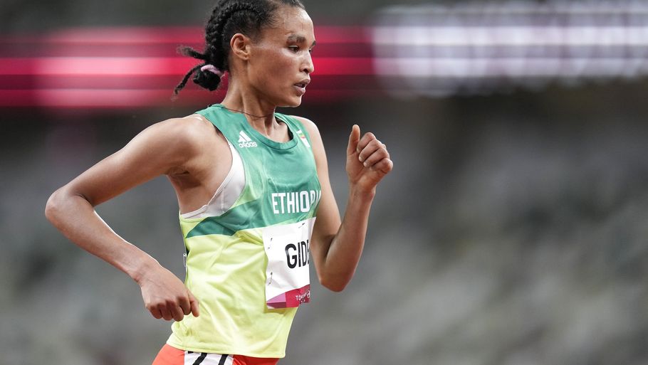 Letesenbet Gidey har tidligere vist store evner på 10.000 meter. Hun vandt blandt andet bronze ved OL i Yokyo, hvor billedet her er fra. Foto: Petr David Josek/Ritzau Scanpix
