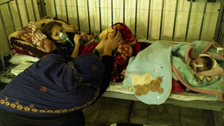 Kvinde sidder ved seng med to børn på intensivafdeling på hospital i Kabul. Afghanistan er på randen af en af verdens værste humanitære katastrofer, advarer flere store FN-organer mandag. Foto: Jorge Silva/Reuters