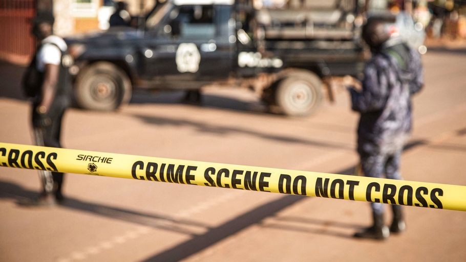 Området omkring Ugandas hovedstad Kampala, har været ramt af to eksplosioner på to dage. Her arbejder politiets teknikere søndag med at undersøge det sted, hvor en eksplosion ramte en bar lørdag aften. Politiet har betegnet lørdagens eksplosion som en terrorhandling, og Islamisk Stat har taget skylden for det angreb. Foto: Badru Katumba/Ritzau Scanpix