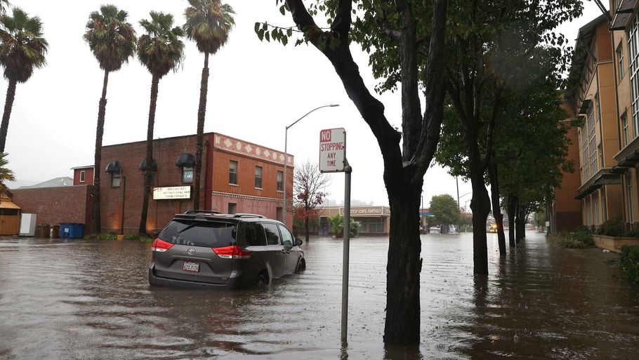 I den californiske by San Rafael er dækkene på biler i gaden dækket med vand efter voldsomt uvejr. Foto: Justin Sullivan/Ritzau Scanpix